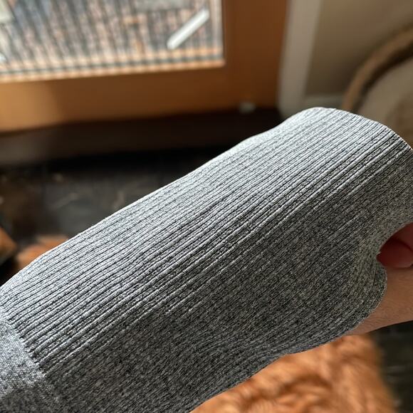 Gap Fit Gray Linear Detailing Crewneck Longsleeves Active Top - Picture 3 of 7